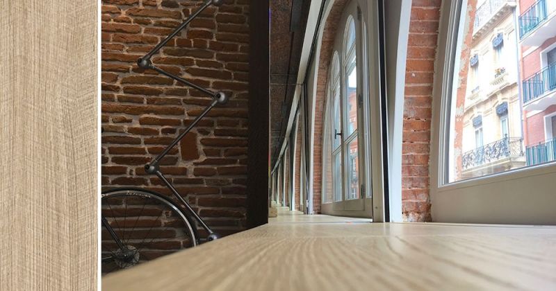 Studio à l'esprit hôtel de standing composé de rangements sur-mesure, de miroirs, dekton, bois et métal - Julie Béringué Architecte d'intérieur à Toulouse
